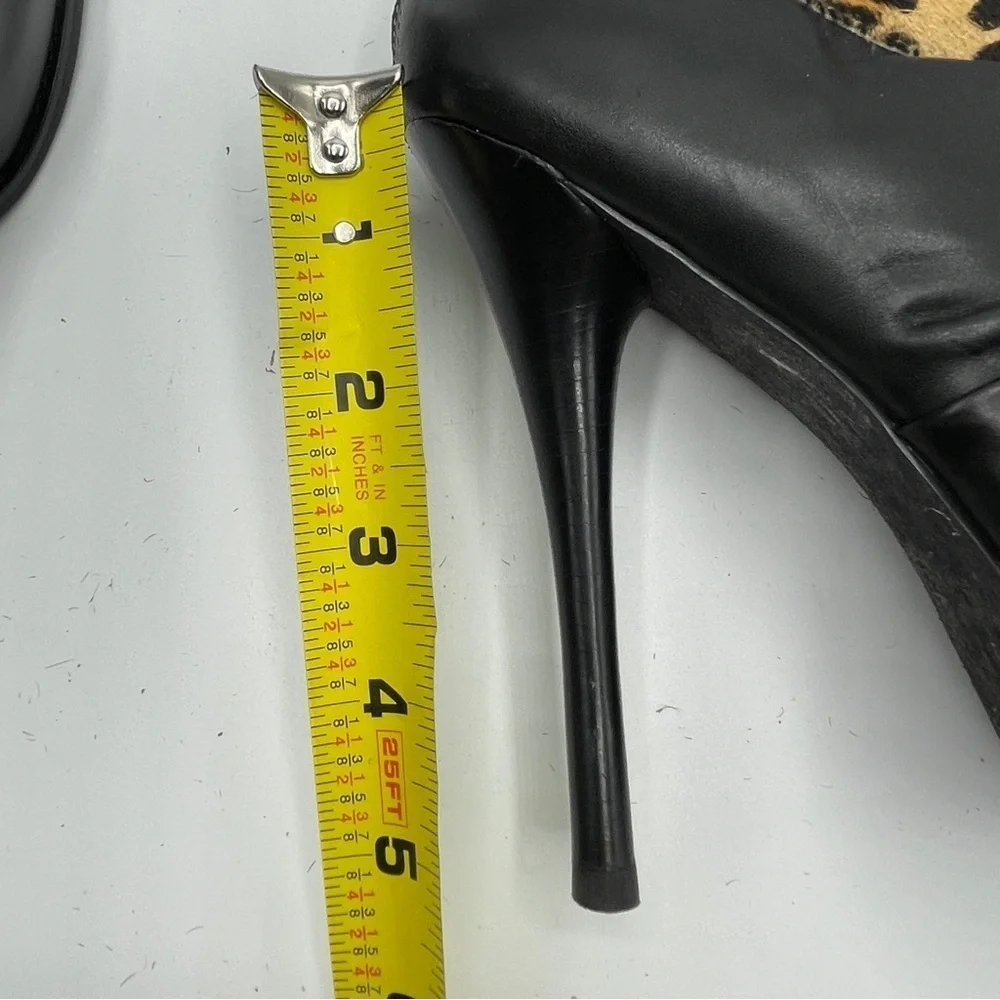 Black leather leopard cuff ankle booties EU size 39 Brand 5l48 from Saks 5th Ave